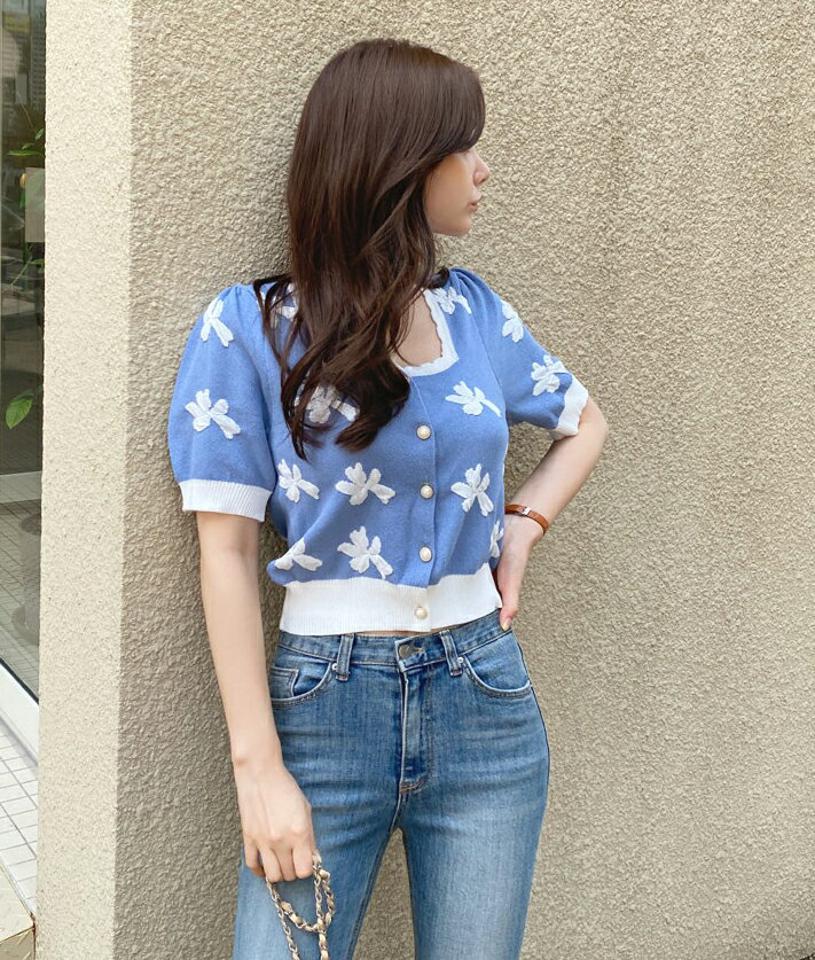 花柄パール調ボタンニット・全3色・b68968 レディース 【tops】 韓国 ファッション トップス ニット スクエアネック 半袖 ハーフスリーブ 無地 サマーニット デコルテ スリム 細身 ショート クロップド カジュアル 夏 春 ハイホリ