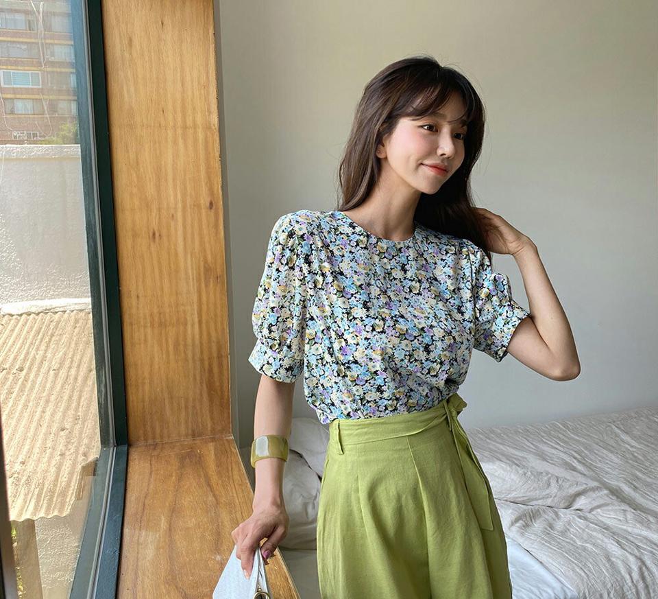 ラウンドネックフラワーブラウス・全2色・e62272 レディース 【bl】 トップス ブラウス 半袖 ハーフスリーブ 花柄 小花柄 フラワー レトロ パフ袖 パフスリーブ ガーリー 可愛い かわいい 春 夏 韓国ファッション