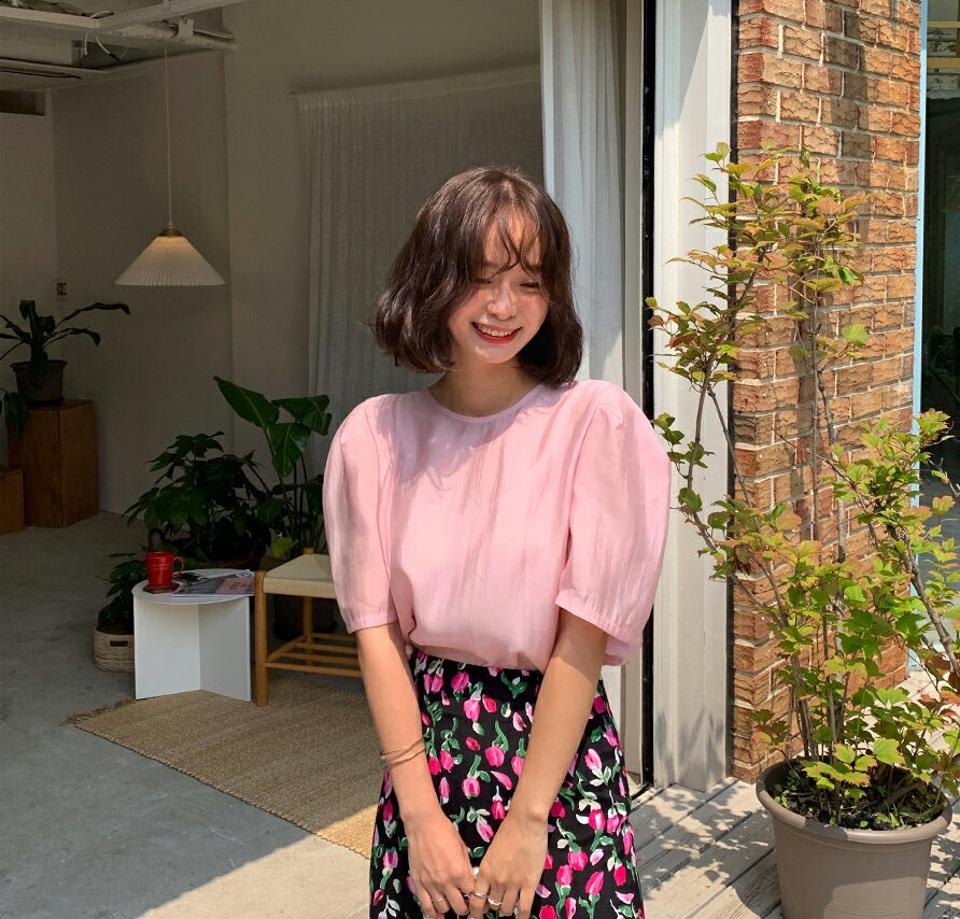 バックリボン半袖ブラウス・全3色・b64032 レディース 【bl】 トップス ブラウス 半袖 ハーフスリーブ りぼん バックリボン 単色 無地 シンプル 上品 パフ袖 パフスリーブ フェミニン 可愛い かわいい シルキー 春 夏 韓国 ファッション