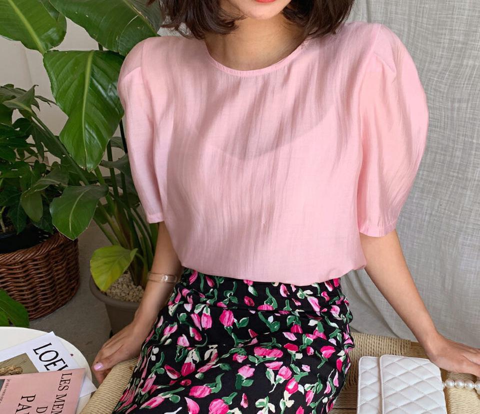 バックリボン半袖ブラウス・全3色・b64032 レディース 【bl】 トップス ブラウス 半袖 ハーフスリーブ りぼん バックリボン 単色 無地 シンプル 上品 パフ袖 パフスリーブ フェミニン 可愛い かわいい シルキー 春 夏 韓国 ファッション