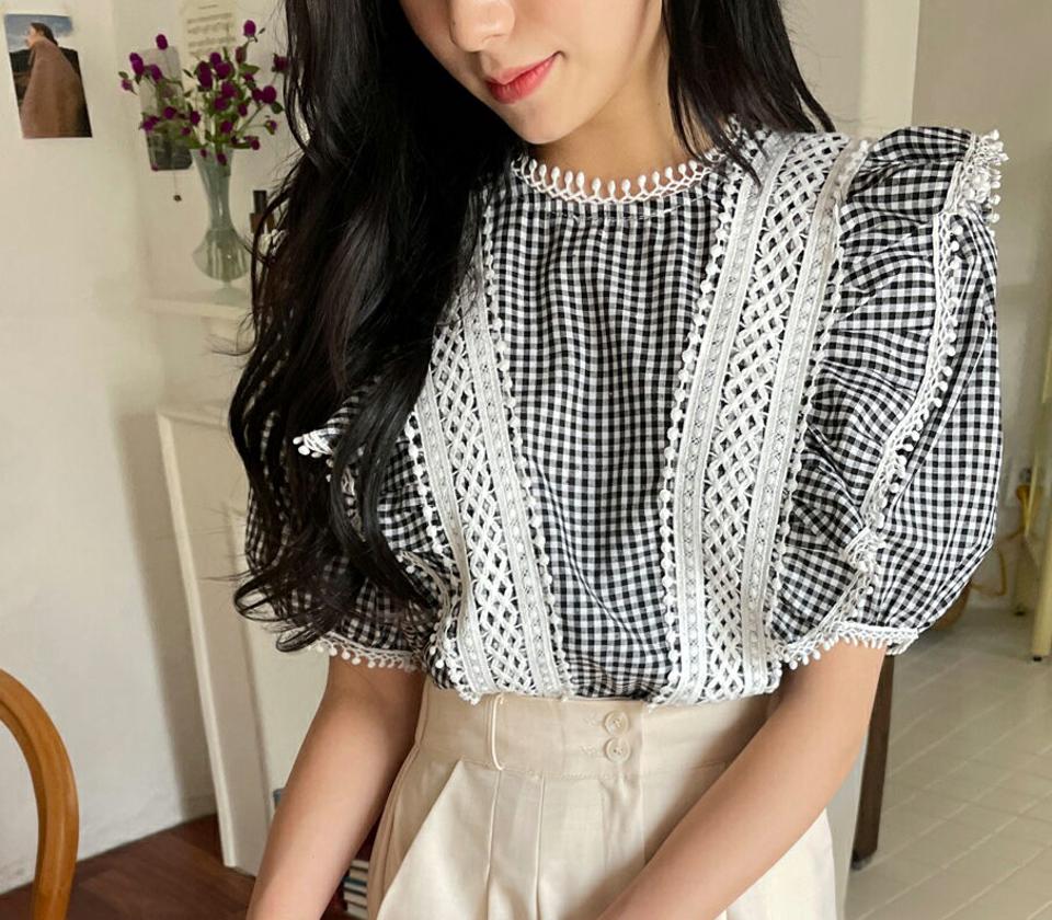 2TYPEレースラインブラウス・全2色・b00084 レディース 【bl】 トップス ブラウス レース チェック柄 ギンガムチェック ガーリー 可愛い かわいい フリンジ パンチング ストライプ柄 パフ袖 パフスリーブ 春 夏 韓国 ファッション NIJU