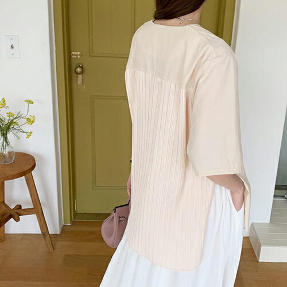 バックプリーツディテールブラウス・全3色・b00023 レディース 【bl】 韓国 ファッション トップス ブラウス 半袖 プリーツ Vネック アンバランス スリット ルーズ ゆったり 体型カバー 細身 シンプル 春 夏 ハイホリHIHOLLI