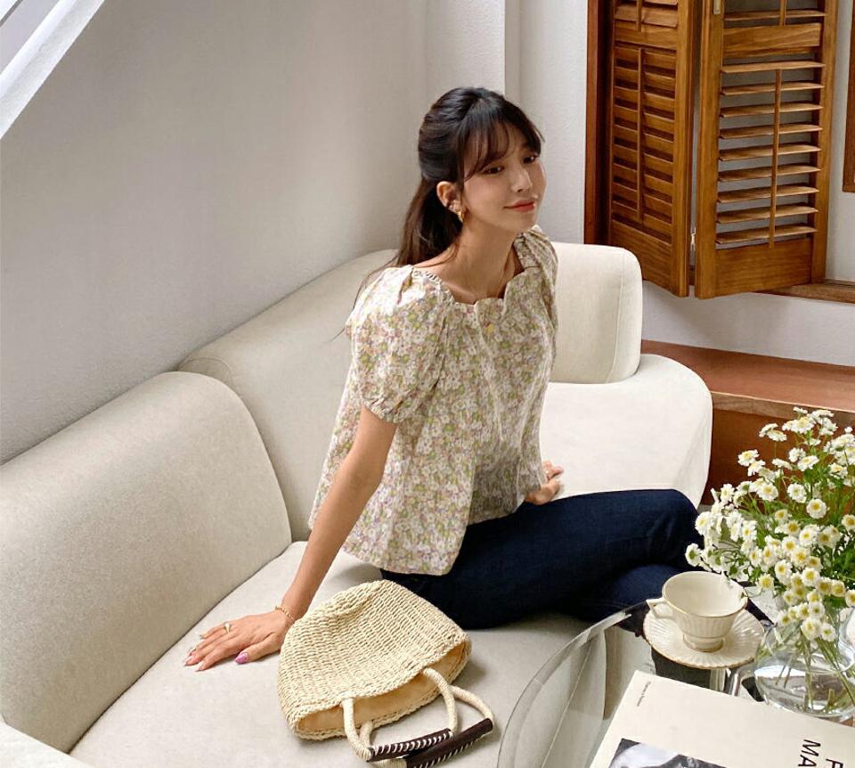 スクエアネックフローラルブラウス・全3色・t57617 レディース 【bl】 トップス ブラウス 半袖 フラワー 花柄 小花柄 スクエアネック ガーリー フェミニン パフ袖 パフスリーブ 春 夏 韓国 ファッション