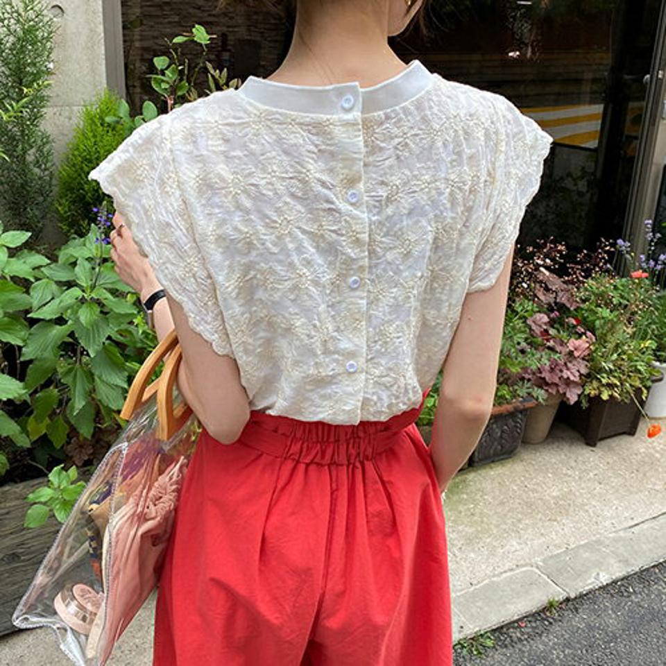 花柄刺繍ボタンブラウス・全3色・b69013 レディース 【bl】 トップス ブラウス ショートスリーブ キャップスリーブ 花柄 刺繍 フェミニン 大人 春 夏 韓国 ファッション ハイホリHIHOLLI