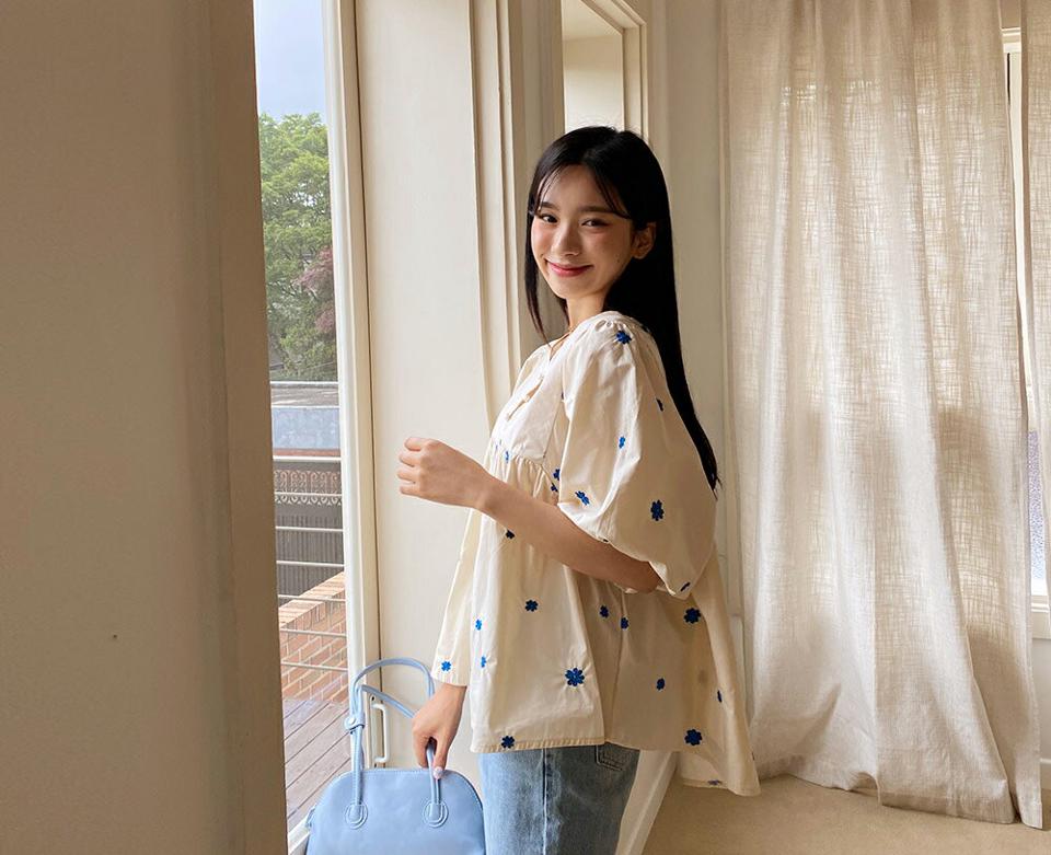 刺繍パール調ボタンブラウス・全2色・b64401 レディース 【bl】 トップス ブラウス 半袖 ハーフスリーブ パールボタン 刺繍 花柄 フラワー ガーリー 可愛い かわいい 春 夏 韓国 ファッション NIJU