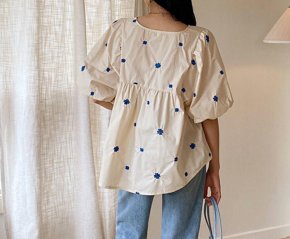 刺繍パール調ボタンブラウス・全2色・b64401 レディース 【bl】 トップス ブラウス 半袖 ハーフスリーブ パールボタン 刺繍 花柄 フラワー ガーリー 可愛い かわいい 春 夏 韓国 ファッション NIJU