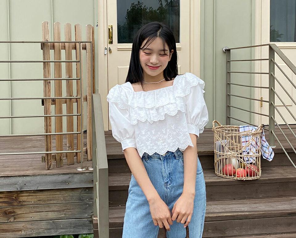 アイレットレースティアードブラウス・全2色・t64386 レディース 【bl】 トップス ブラウス ティアード アイレット レース ガーリー フリル 可愛い かわいい 半袖 ハーフスリーブ スクエアネック クロップド丈 ボリューム 春 夏 韓国 ファッション NIJU