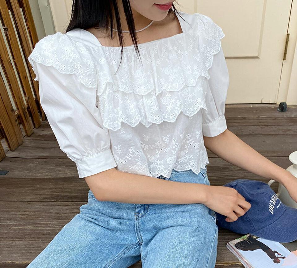 アイレットレースティアードブラウス・全2色・t64386 レディース 【bl】 トップス ブラウス ティアード アイレット レース ガーリー フリル 可愛い かわいい 半袖 ハーフスリーブ スクエアネック クロップド丈 ボリューム 春 夏 韓国 ファッション NIJU