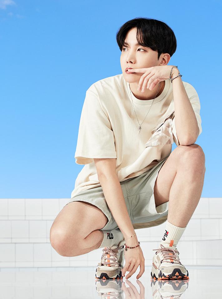 BTS着用モデル　ノベルティ付FILAロゴTシャツ