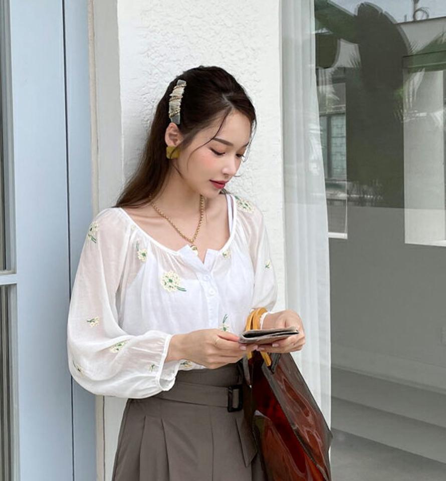 花柄刺繍シフォンブラウス・全2色・t69066 レディース 【bl】 トップス ブラウス シフォン 刺繍 花柄 フェミニン 透け感 可愛い かわいい シースルー 長袖 春 夏 秋 韓国 ファッション ハイホリHIHOLLI