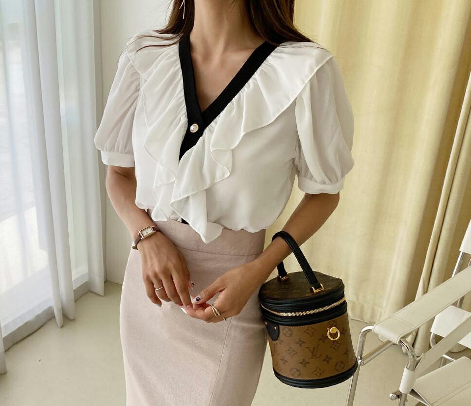 Vネックフリルブラウス・全2色・t64111 レディース 【bl】 トップス ブラウス 半袖 フリル Vネック 配色 パールボタン フェミニン 大人 可愛い かわいい 春 夏 韓国 ファッション