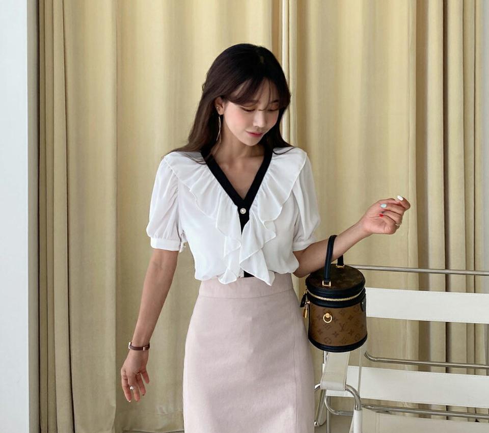 Vネックフリルブラウス・全2色・t64111 レディース 【bl】 トップス ブラウス 半袖 フリル Vネック 配色 パールボタン フェミニン 大人 可愛い かわいい 春 夏 韓国 ファッション