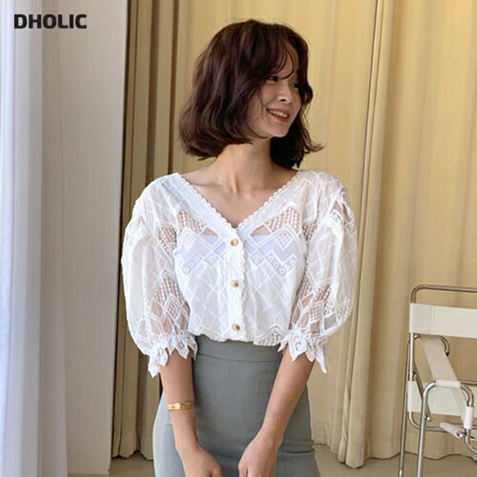 シースルーレースブラウス・全2色・b64113 レディース 【bl】 トップス ブラウス 半袖 ハーフスリーブ 透け感 シアー シースルー レース フェミニン ボリューム袖 デコルテ 鎖骨 かわいい 可愛い 春 夏 韓国 ファッション