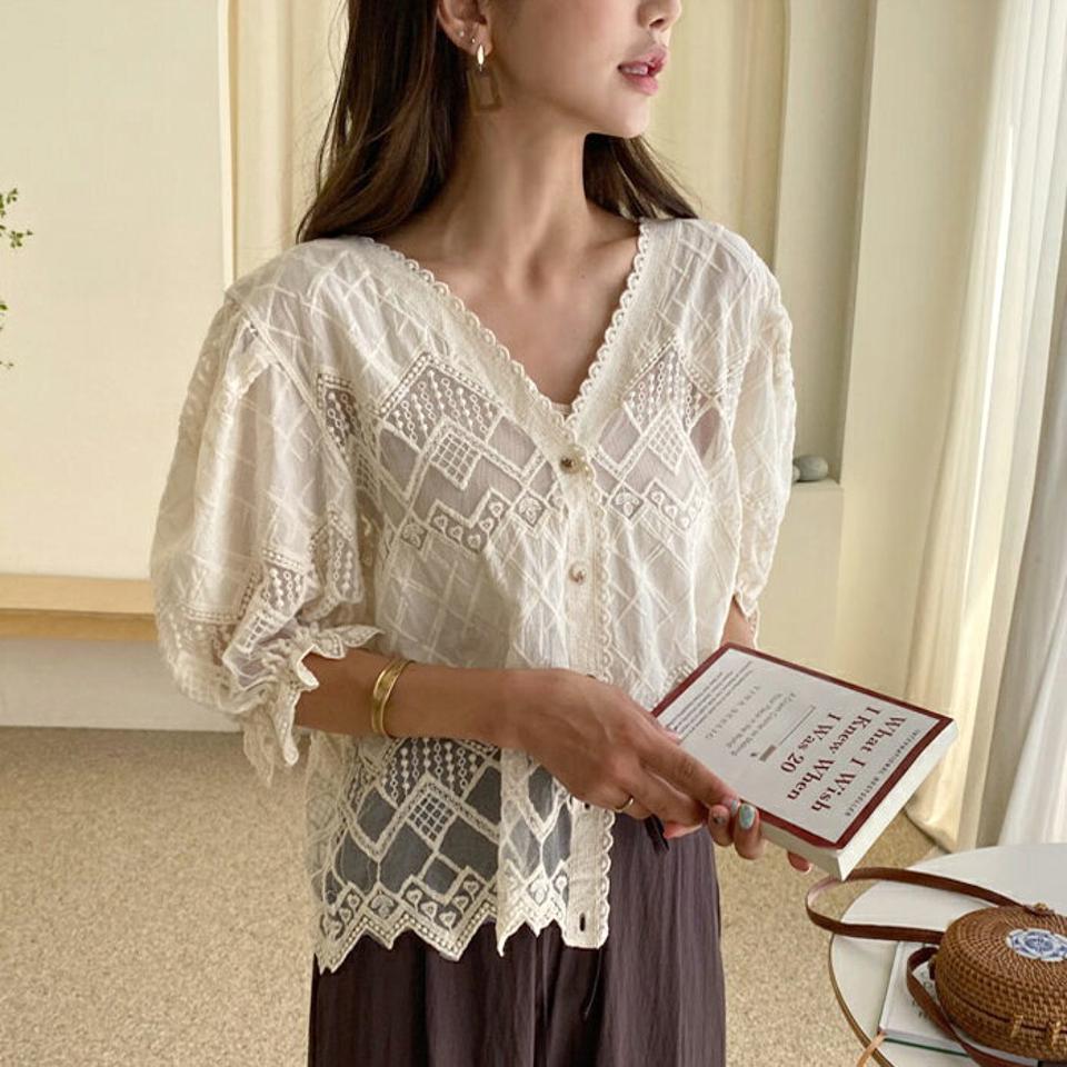 シースルーレースブラウス・全2色・b64113 レディース 【bl】 トップス ブラウス 半袖 ハーフスリーブ 透け感 シアー シースルー レース フェミニン ボリューム袖 デコルテ 鎖骨 かわいい 可愛い 春 夏 韓国 ファッション