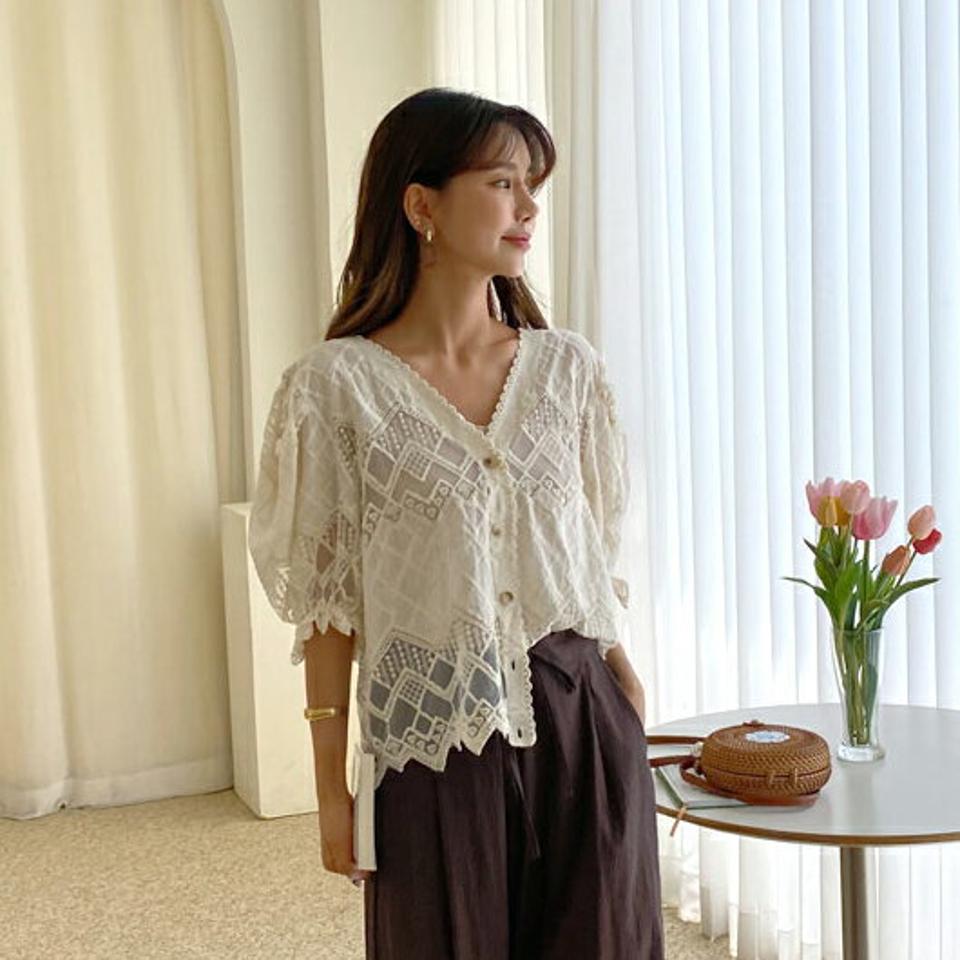 シースルーレースブラウス・全2色・b64113 レディース 【bl】 トップス ブラウス 半袖 ハーフスリーブ 透け感 シアー シースルー レース フェミニン ボリューム袖 デコルテ 鎖骨 かわいい 可愛い 春 夏 韓国 ファッション