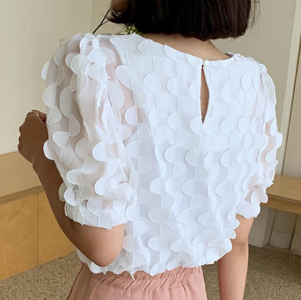 サークルモチーフブラウス・全3色・b64114 レディース 【bl】 トップス ブラウス 半袖 ハーフスリーブ 総柄 ユニーク 立体感 大人 透け感 シアー シースルー フェミニン かわいい 可愛い 春 夏 韓国 ファッション