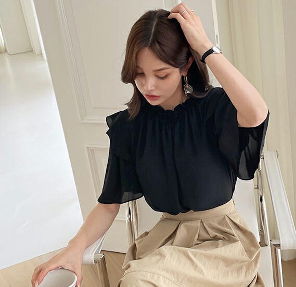 フリルギャザーブラウス・全3色・b00029 レディース 【bl】 トップス ブラウス 半袖 ハーフスリーブ ギャザー フリル フェミニン フリルネック 単色 シンプル 上品 オフィスカジュアル 春 夏 韓国 ファッション ハイホリHIHOLLI