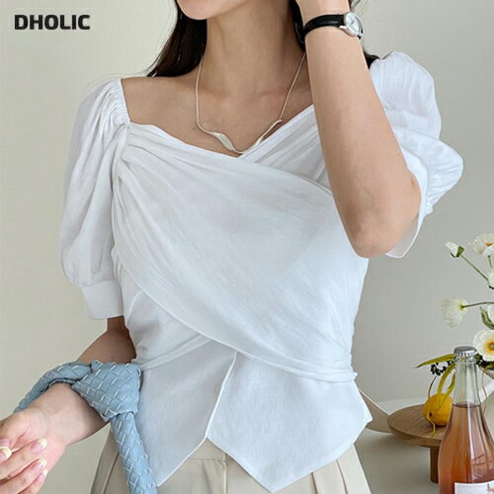 ラップボタンブラウス・全3色・t00031 レディース 【bl】 トップス ブラウス 半袖 ハーフスリーブ デコルテ 鎖骨 フェミニン 可愛い かわいい 上品 ラップデザイン パフ袖 パフスリーブ 春 夏 韓国 ファッション ハイホリHIHOLLI