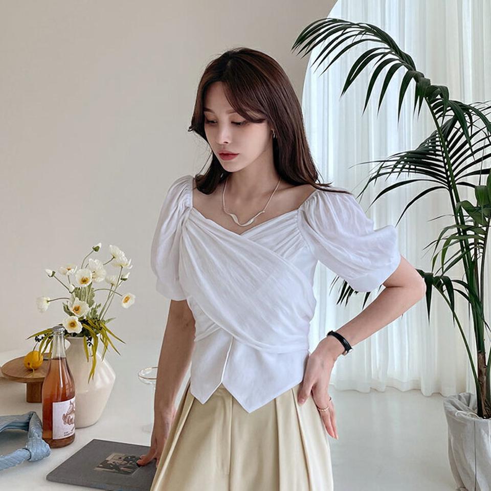 ラップボタンブラウス・全3色・t00031 レディース 【bl】 トップス ブラウス 半袖 ハーフスリーブ デコルテ 鎖骨 フェミニン 可愛い かわいい 上品 ラップデザイン パフ袖 パフスリーブ 春 夏 韓国 ファッション ハイホリHIHOLLI