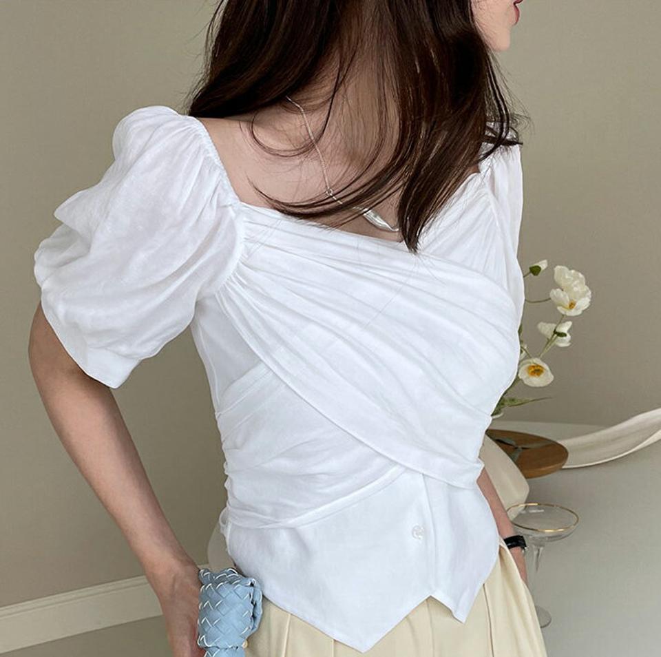 ラップボタンブラウス・全3色・t00031 レディース 【bl】 トップス ブラウス 半袖 ハーフスリーブ デコルテ 鎖骨 フェミニン 可愛い かわいい 上品 ラップデザイン パフ袖 パフスリーブ 春 夏 韓国 ファッション ハイホリHIHOLLI