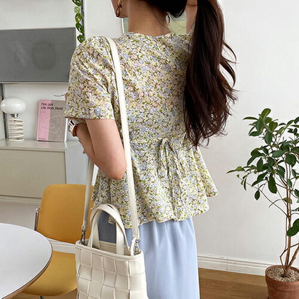 花柄リボンフレアブラウス・全3色・t65563 レディース 【bl】 トップス ブラウス 半袖 花柄 小花柄 レトロ 可愛い かわいい フェミニン Vネック ウエストマーク 春 夏 韓国 ファッション