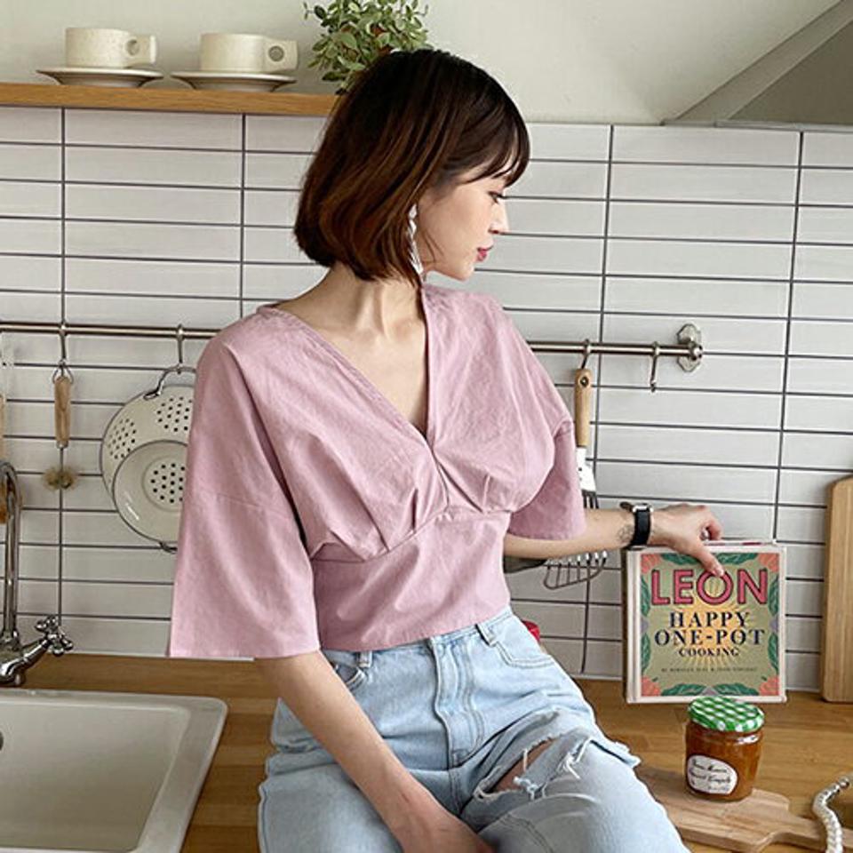 Vネックタックブラウス・全3色・t65560 レディース 【bl】 トップス ブラウス タック 半袖 ハーフスリーブ Vネック 単色 無地 シンプル クロップド丈 Vネック デコルテ 鎖骨 春 夏 韓国 ファッション