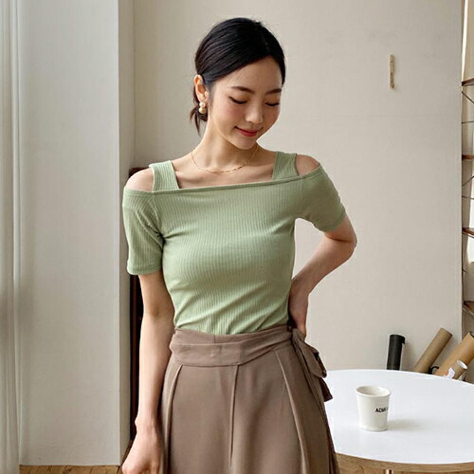 ショルダースリットTシャツ・全2色・t65395 レディース 【tops】 トップス Tシャツ 半袖 肩だし スリット オープンショルダー リブ 単色 シンプル カジュアル ラフ 春 夏 韓国 ファッション