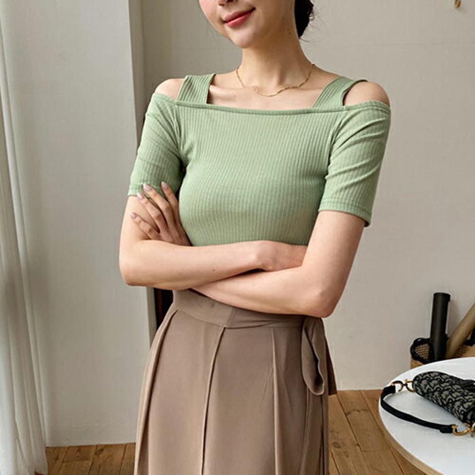ショルダースリットTシャツ・全2色・t65395 レディース 【tops】 トップス Tシャツ 半袖 肩だし スリット オープンショルダー リブ 単色 シンプル カジュアル ラフ 春 夏 韓国 ファッション