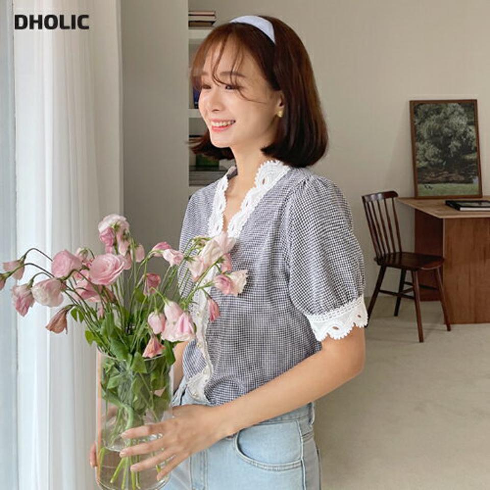 チェックレースVネックブラウス・全2色・t62381 レディース 【bl】 トップス ブラウス 半袖 ハーフスリーブ Vネック チェック柄 ギンガムチェック レース ガーリー 可愛い かわいい パールボタン 春 夏 韓国 ファッション