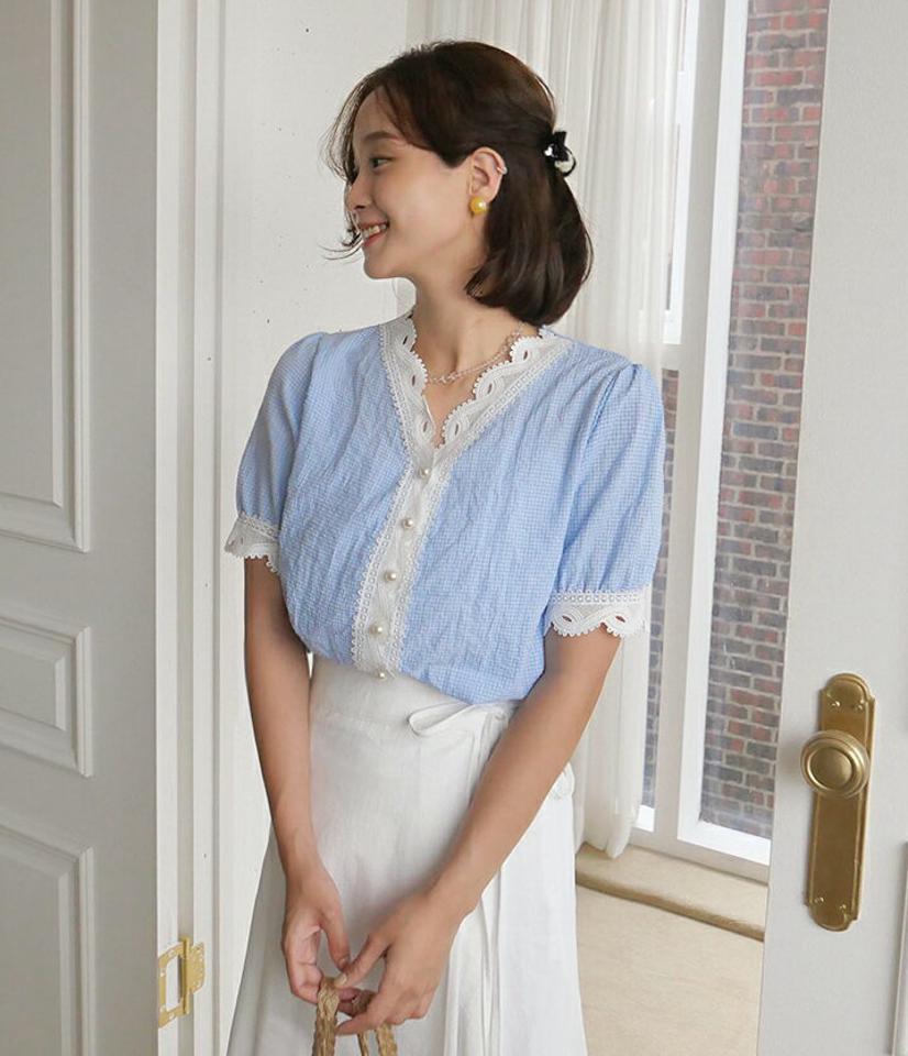 チェックレースVネックブラウス・全2色・t62381 レディース 【bl】 トップス ブラウス 半袖 ハーフスリーブ Vネック チェック柄 ギンガムチェック レース ガーリー 可愛い かわいい パールボタン 春 夏 韓国 ファッション