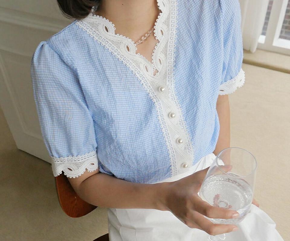 チェックレースVネックブラウス・全2色・t62381 レディース 【bl】 トップス ブラウス 半袖 ハーフスリーブ Vネック チェック柄 ギンガムチェック レース ガーリー 可愛い かわいい パールボタン 春 夏 韓国 ファッション