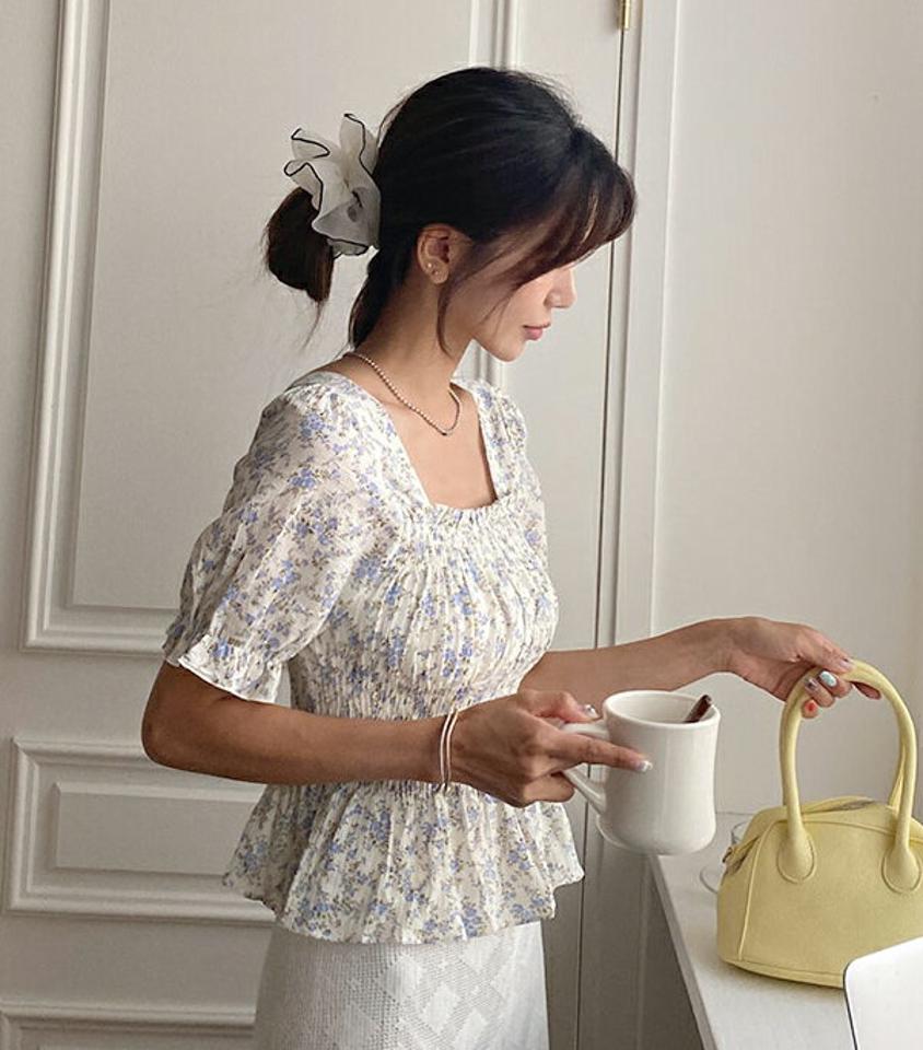 花柄シャーリングブラウス・全2色・b62378 レディース 【bl】 トップス ブラウス 半袖 シャーリング 花柄 レトロ メリハリ 可愛い かわいい スクエアネック フリル フェミニン 春 夏 韓国 ファッション