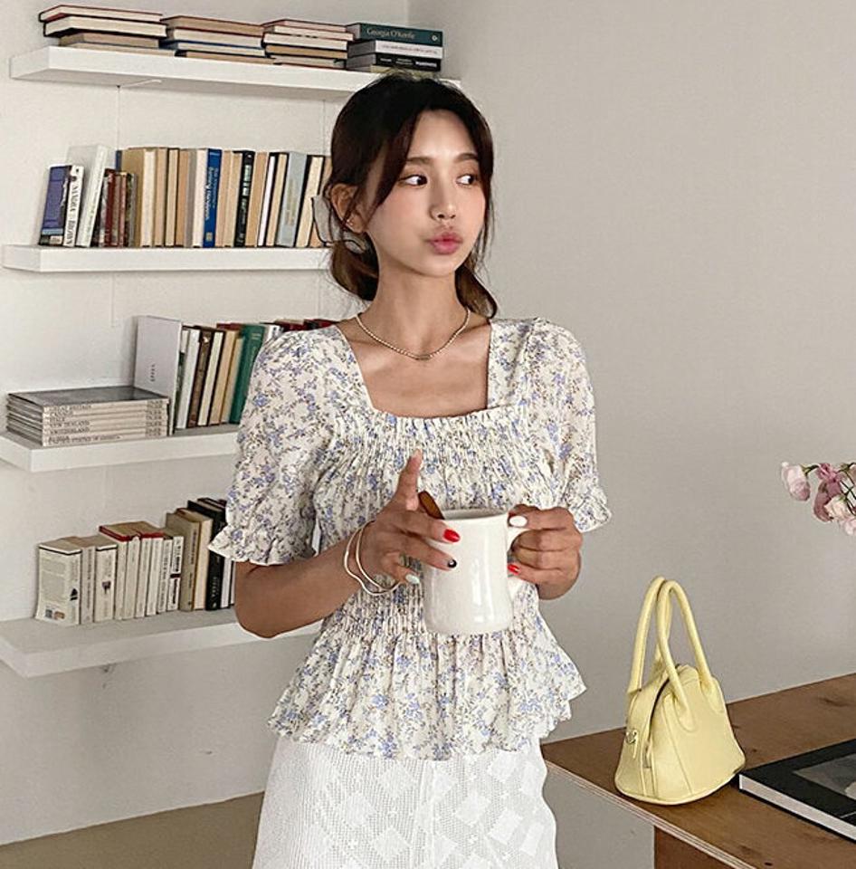 花柄シャーリングブラウス・全2色・b62378 レディース 【bl】 トップス ブラウス 半袖 シャーリング 花柄 レトロ メリハリ 可愛い かわいい スクエアネック フリル フェミニン 春 夏 韓国 ファッション