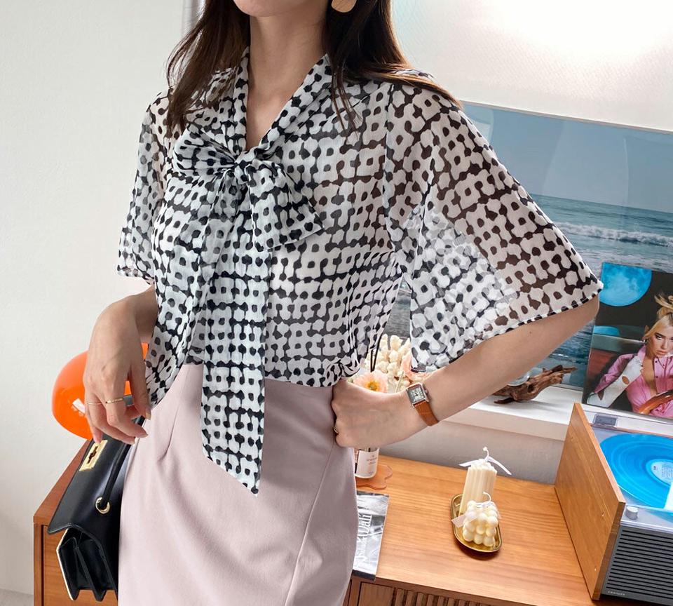 ユニークパターンリボンブラウス・全2色・t69181 レディース 【bl】 トップス ブラウス 半袖 総柄 ユニーク モダン りぼん 大人 オフィスカジュアル シースルー 透け感 シフォン 春 夏 韓国 ファッション ハイホリHIHOLLI