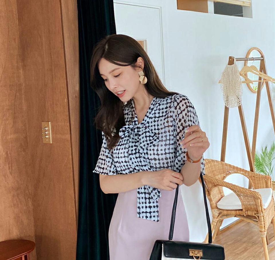 ユニークパターンリボンブラウス・全2色・t69181 レディース 【bl】 トップス ブラウス 半袖 総柄 ユニーク モダン りぼん 大人 オフィスカジュアル シースルー 透け感 シフォン 春 夏 韓国 ファッション ハイホリHIHOLLI