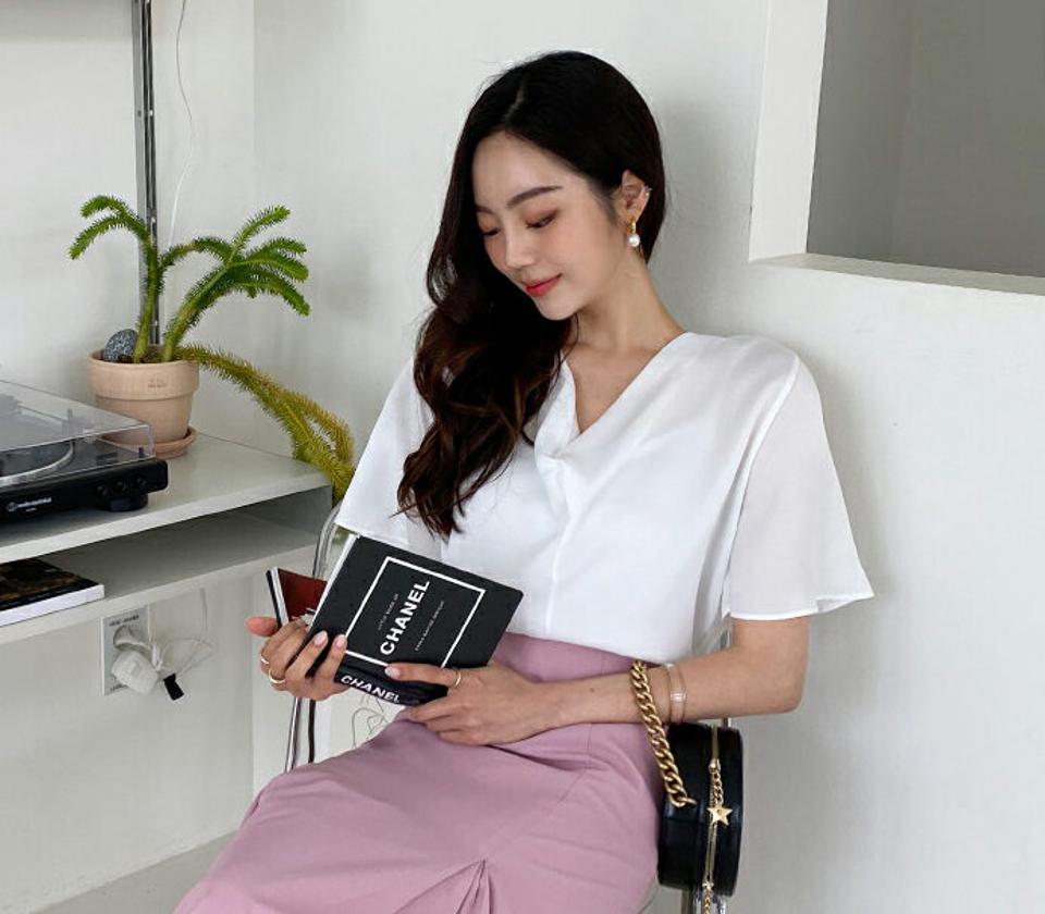 ツイストシフォンブラウス・全4色・t64174 レディース 【bl】 トップス ブラウス 半袖 ハーフスリーブ フェミニン オフィスカジュアル ツイスト きれいめ 上品 Vネック 大人 春 夏 韓国 ファッション