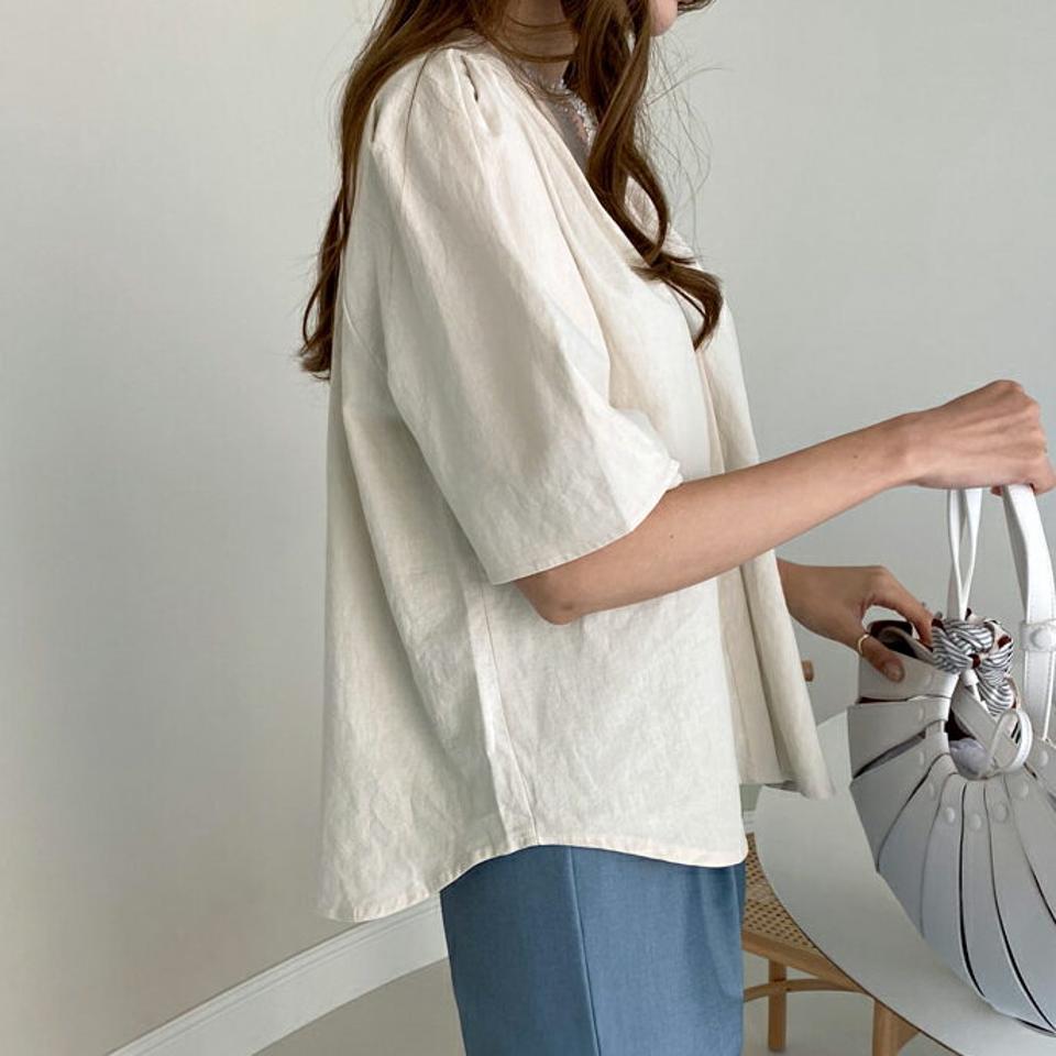 Vネックギャザーブラウス・全3色・b00075 レディース 【bl】 トップス ブラウス ギャザー Vネック 半袖 ハーフスリーブ リネン パフ袖 パフスリーブ 単色 無地 シンプル かわいい 春 夏 韓国 ファッション ハイホリHIHOLLI