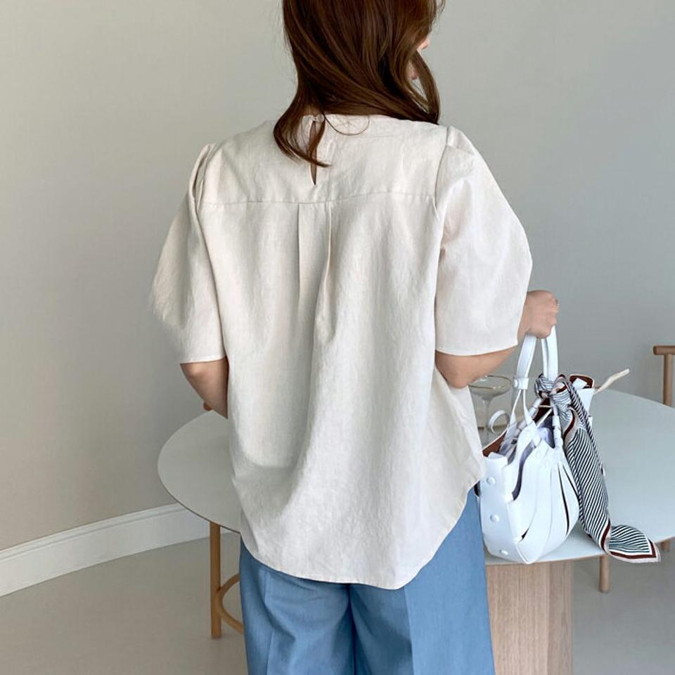 Vネックギャザーブラウス・全3色・b00075 レディース 【bl】 トップス ブラウス ギャザー Vネック 半袖 ハーフスリーブ リネン パフ袖 パフスリーブ 単色 無地 シンプル かわいい 春 夏 韓国 ファッション ハイホリHIHOLLI