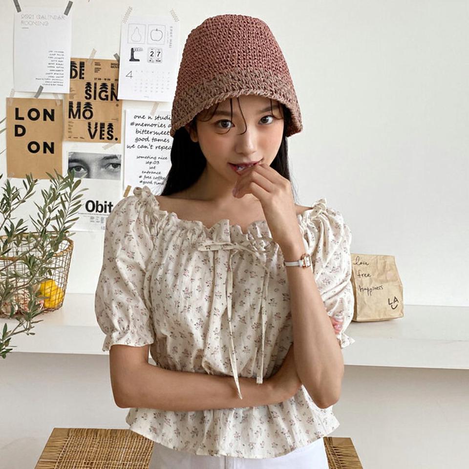 2WAY花柄ストリングブラウス・全2色・t64433 レディース 【bl】 韓国 ファッション トップス ブラウス ラウンドネック デコルテ 半袖 ハーフスリーブ パフスリーブ ぼわん袖 ボリューム袖 ペプラム フレアヘム 小花柄 パターン カジュアル 夏 NIJU