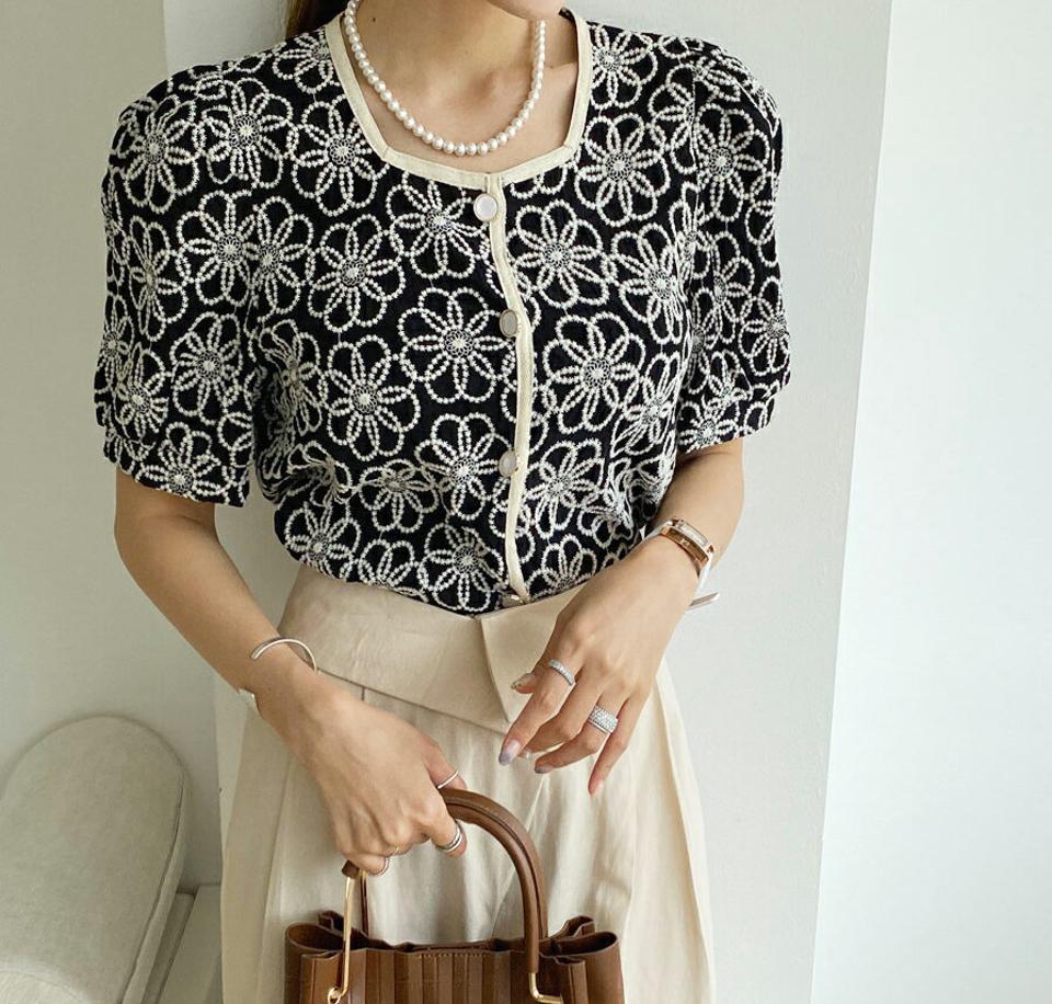 【只今10％OFF】【今ダケ送料無料】スクエア花柄刺繍ブラウス・全3色・b69227 レディース 【bl】 トップス ブラウス 半袖 刺繍 花柄 スクエアネック 大人 パフスリーブ パフ袖 可愛い かわいい 春 夏 韓国 ファッション ハイホリHIHOLLI【UB3】