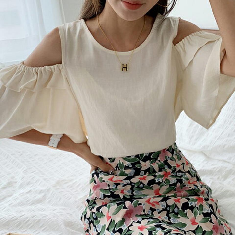 スリットフリルスリーブブラウス・全3色・b65600 レディース 【bl】 トップス ブラウス 半袖 ハーフスリーブ オープンスリーブ 肩見せ フリル スリット 単色 可愛い かわいい シンプル 春 夏 韓国 ファッション