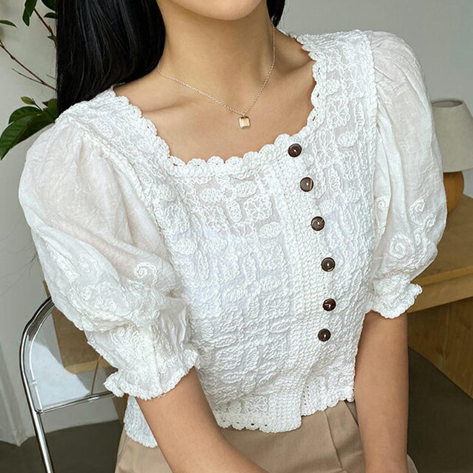 フェイクボタンニットブラウス・全2色・t64504 レディース 【bl】 トップス ブラウス ニット 半袖 ハーフスリーブ パフ袖 パフスリーブ ガーリー 可愛い かわいい クロップド丈 春 夏 韓国 ファッション NIJU