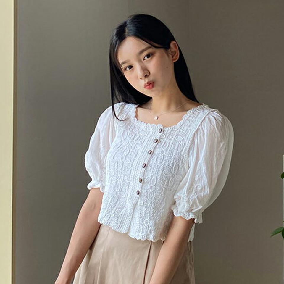 フェイクボタンニットブラウス・全2色・t64504 レディース 【bl】 トップス ブラウス ニット 半袖 ハーフスリーブ パフ袖 パフスリーブ ガーリー 可愛い かわいい クロップド丈 春 夏 韓国 ファッション NIJU