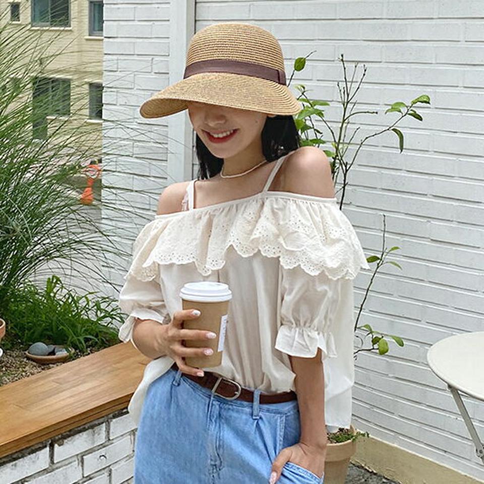 アイレットレースオフショルブラウス・全2色・t64496 レディース 【bl】 トップス ブラウス 半袖 ハーフスリーブ レース オフショルダー 肩見せ ガーリー 可愛い かわいい フリル 春 夏 韓国 ファッション NIJU