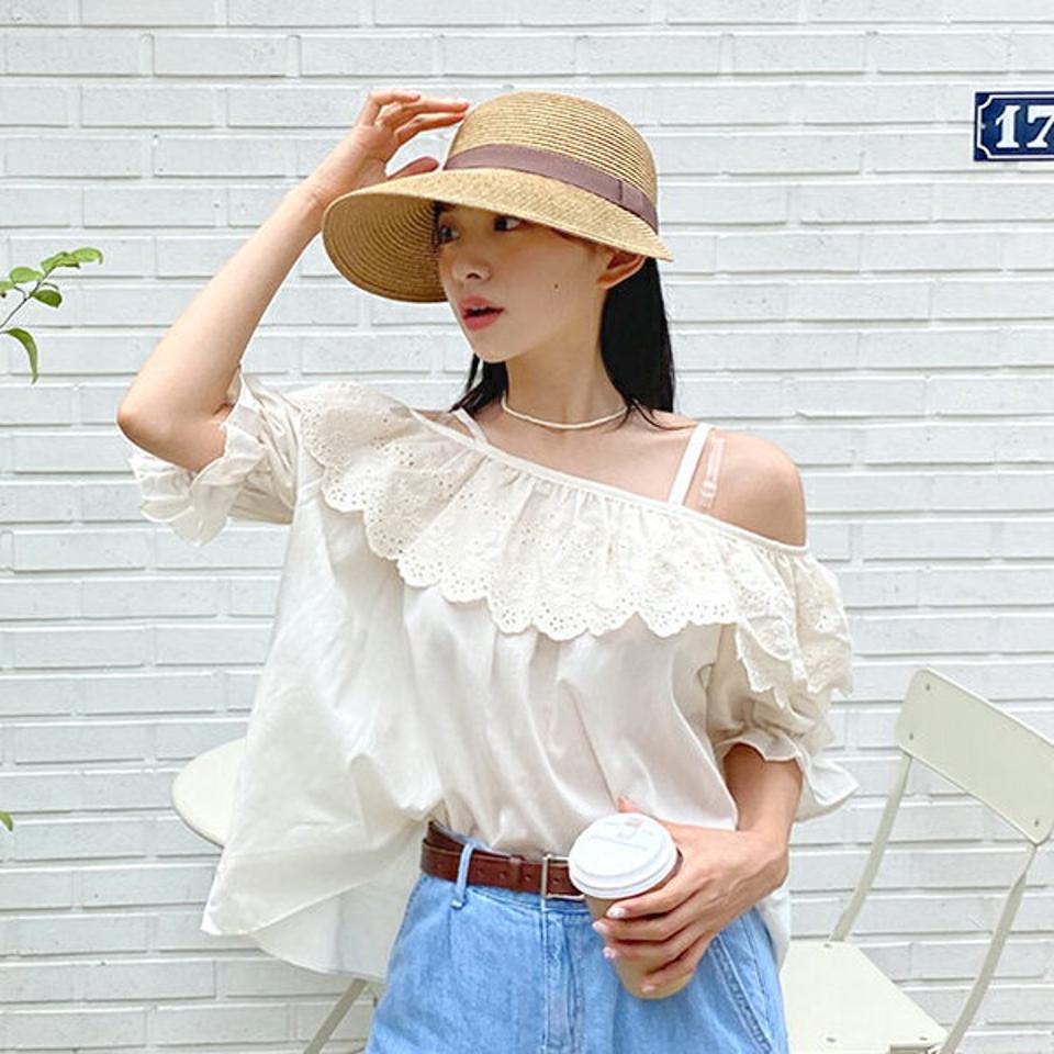 アイレットレースオフショルブラウス・全2色・t64496 レディース 【bl】 トップス ブラウス 半袖 ハーフスリーブ レース オフショルダー 肩見せ ガーリー 可愛い かわいい フリル 春 夏 韓国 ファッション NIJU