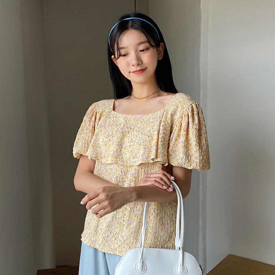 フローラルパフブラウス・全3色・t64501 レディース 【bl】 トップス ブラウス パフスリーブ パフ袖 花柄 半袖 ハーフスリーブ フェミニン スクエアネック 小花柄 ラッフル デコルテ 鎖骨 可愛い かわいい 春 夏 韓国 ファッション NIJU