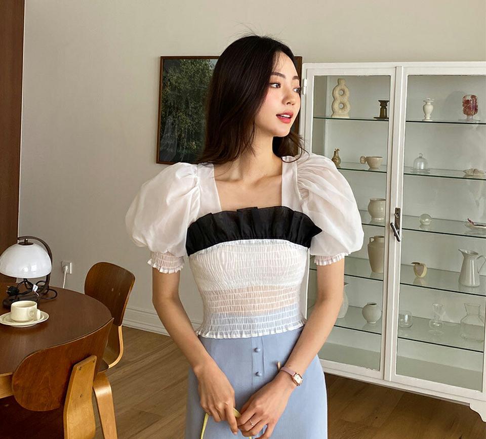 配色シャーリングブラウス・全2色・t62411 レディース 【bl】 トップス ブラウス シャーリング パフ袖 パフスリーブ ガーリー 大人 フリル メリハリ モノトーン シック 可愛い かわいい 春 夏 韓国 ファッション