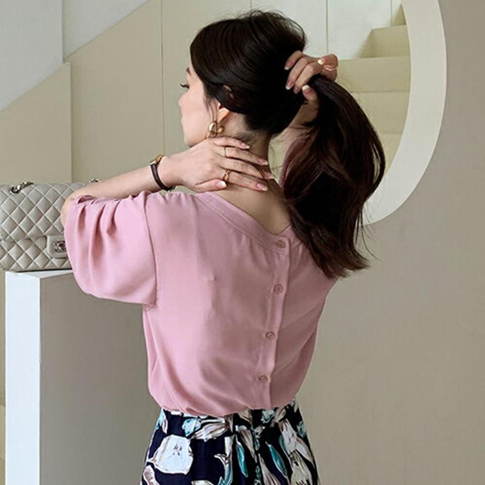 バックボタンポイントブラウス・全4色・b69275 レディース 【bl】 トップス ブラウス 半袖 ハーフスリーブ バックシャン 単色 無地 シンプル スリット 大人 春 夏 韓国 ファッション ハイホリHIHOLLI