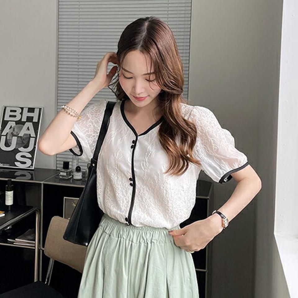 【新作10%OFF】ツーボタン刺繍ブラウス・全1色・b69279 レディース 【bl】【トップス ブラウス 半袖 刺繍 透け感 シアー フェミニン かわいい 可愛い ハーフスリーブ ボリューム袖 大人 春 夏 韓国 ファッション】【ハイホリHIHOLLI】