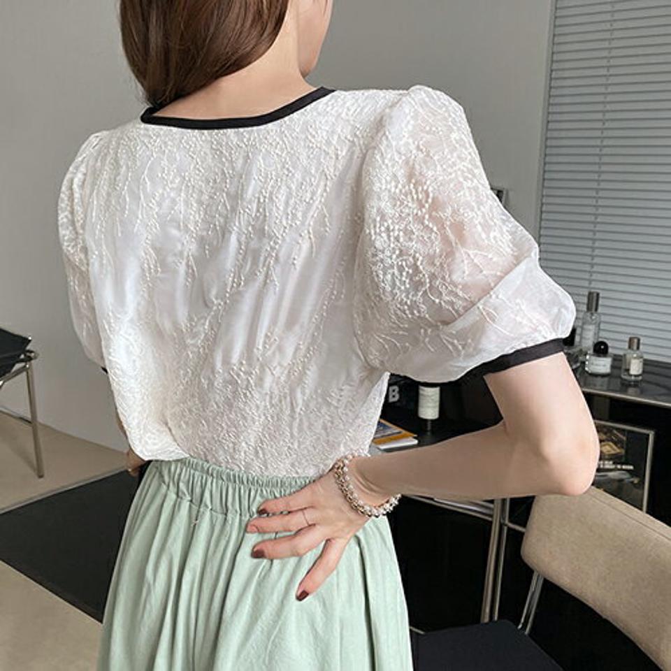 【新作10%OFF】ツーボタン刺繍ブラウス・全1色・b69279 レディース 【bl】【トップス ブラウス 半袖 刺繍 透け感 シアー フェミニン かわいい 可愛い ハーフスリーブ ボリューム袖 大人 春 夏 韓国 ファッション】【ハイホリHIHOLLI】